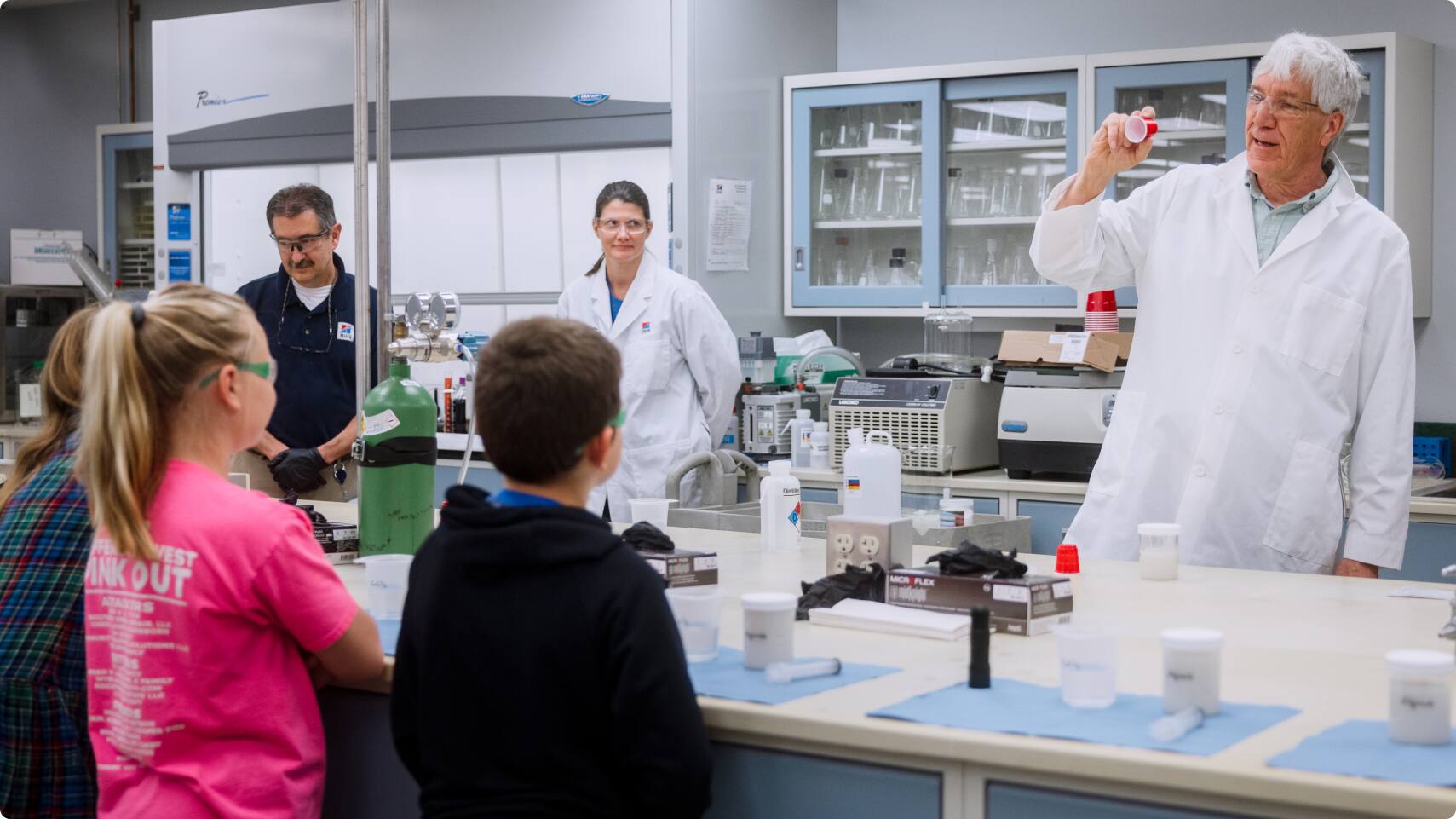Hill's Pet Nutrition Center researcher showing the pet food lab to a group of kids